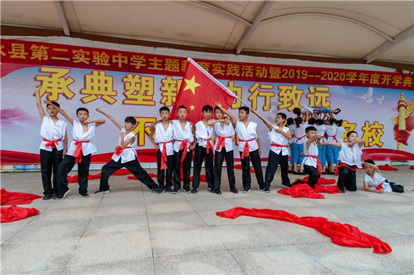 脑瘫少年从站不稳到硬拉120公斤 围观群众爆发欢呼！“没有不可能，只有不相信不去做”